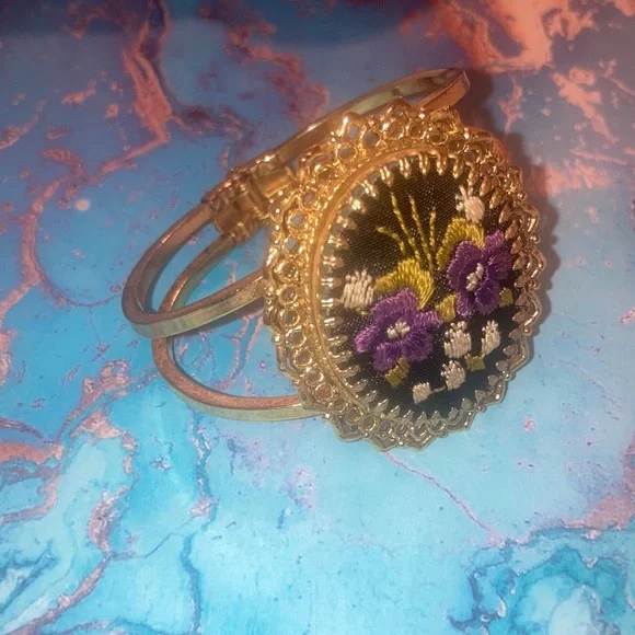 Vintage Bangle - Picture 1 of 3